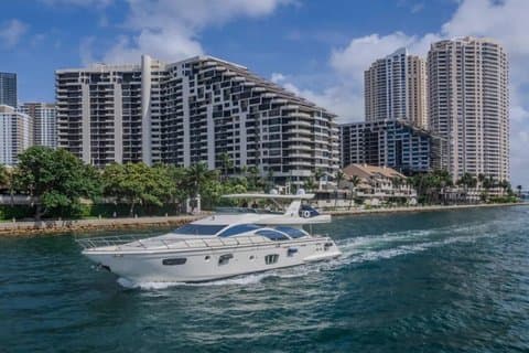 Yacht di lusso a Miami con moto d'acqua