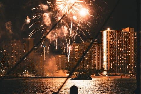 Crociera di 1 ora con fuochi d'artificio venerdì sera con bevande gratuite