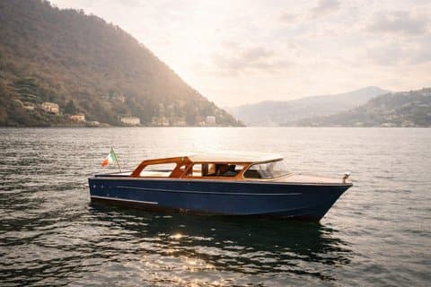 Gemeinsame Kreuzfahrt auf einem klassischen Holzboot auf dem Comer See