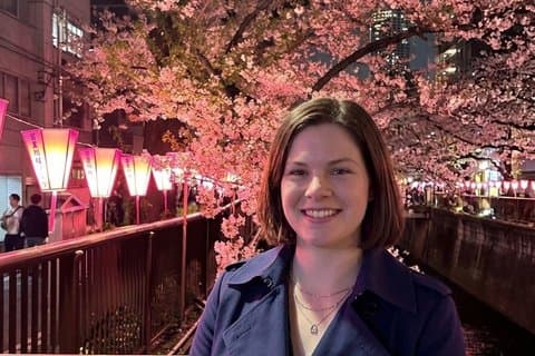 【Spanisch / Englisch】Kirschblütennachtsfest und verstecktes Sushi -