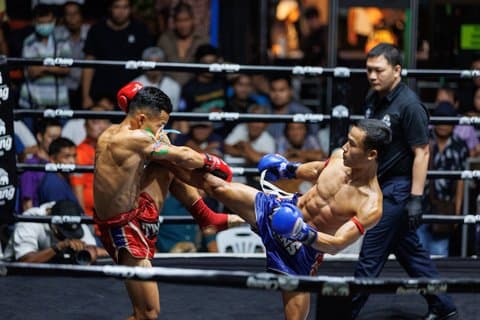 Billet d'émission de boxe en direct des Warriors de Chiang Mai Muay Thai Stadium