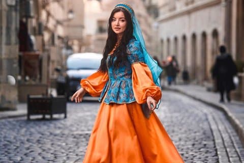 Baku: Gamle byens kulturelle fotosesjon i aserbajdsjansk kjole