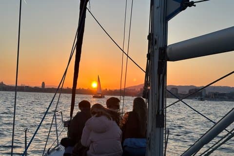 Bådtur ved solnedgang i Barcelona med åben bar med cava