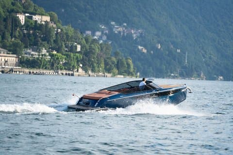 Explorez le lac de Côme en bateau depuis Menaggio, Varenna, Bellagio etc.