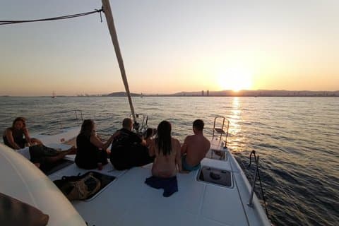 Privat solnedgång Katamarankryssning i Barcelona med drycker