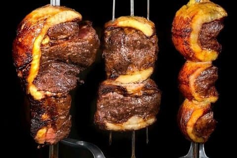 Grillabendessen und Cat Dancers Experience im Safari Park Hotel
