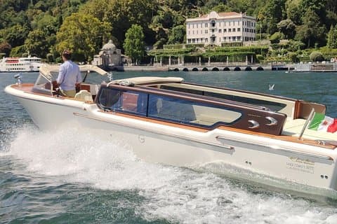 Passeio privado de barco de madeira veneziano no Lago Como