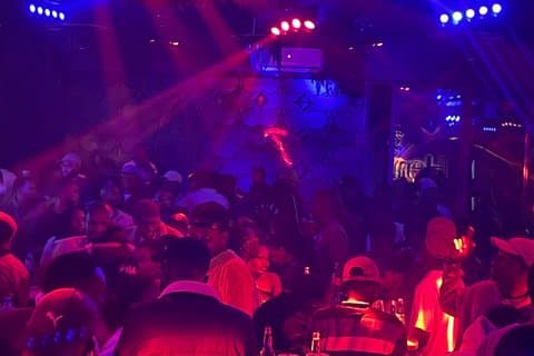 夜のアルーシャを探索する