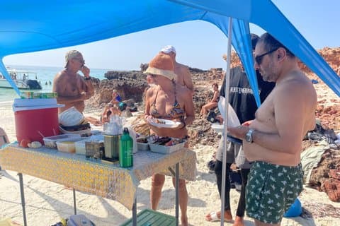 アル・ムジュ・マリーナ発ディマニヤット諸島半日シュノーケリング