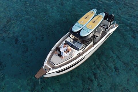 Premium Motoryacht Erfahrung auf Dia Island | Shared