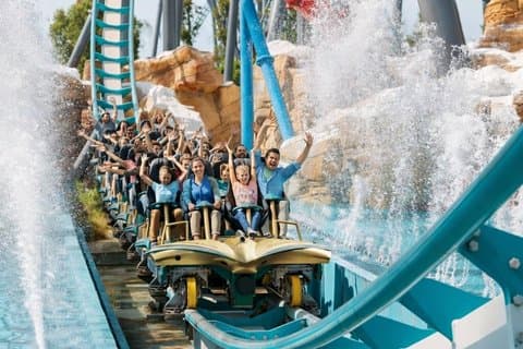 バレンシア発、ポートアベンチュラへの日帰り旅行。 入場券とエクスプレスパス