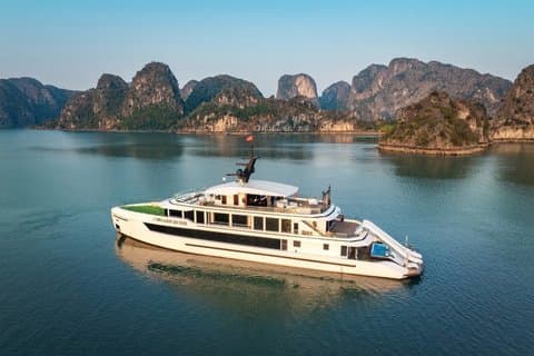 Fra havnen : 5 - Star Hera Luxury Lan Ha Bay Cruise & Tasty Lunch
