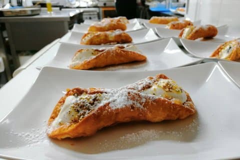 Cannoli y pasta siciliana en la cocina con la chef Loredana.