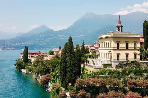 Ingang van de tuinen van Villa Cipressi in Varenna aan het Comomeer.