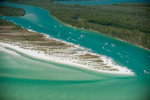 NEAPEL NACH KEEWAYDIN: Ihr luxuriöser Wassershuttle mit allen Annehmlichkeiten