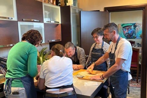 Classe de pasta no teto com um Sfoglina local