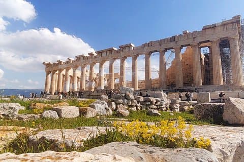 Udover ruinerne Acropolis og Museum guidet