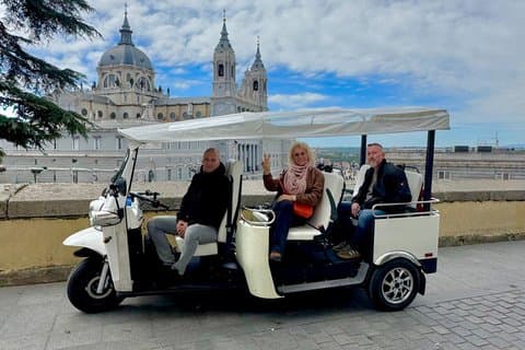Erkunden Sie ganz Madrid in Rekordzeit: Elektrische Tuk-Tuk-Tour