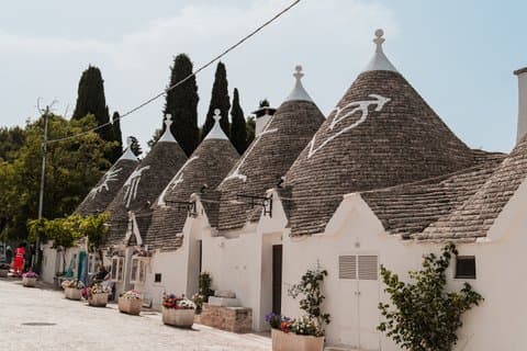 Von Monopoli, einem UNESCO-Weltkulturerbe, aus startet eine geführte Tour durch Matera und Alberobello.