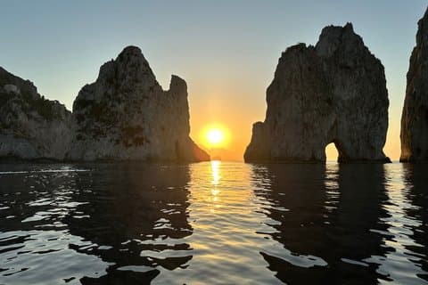 Solopgang på Capri's Faraglioni bådtur fra Sorrento