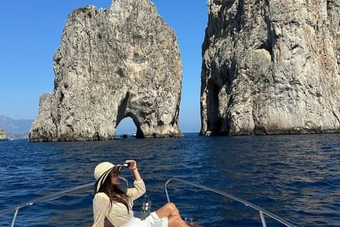カプリ島でボートツアー、探検、泳ぎ、リラックス