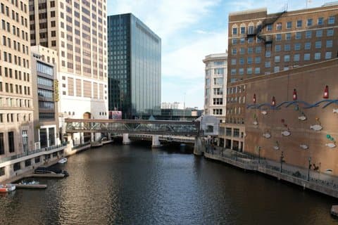 Excursão a pé no Riverwalk de Milwaukee