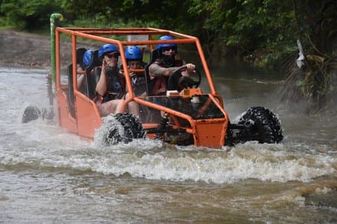 Duinbuggy-avontuur in Puerto Plata – modder, rivieren en jungleplezier
