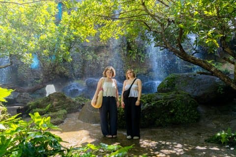 チェンマイスティッキー滝ダンテワダとバンデン寺院ツアー