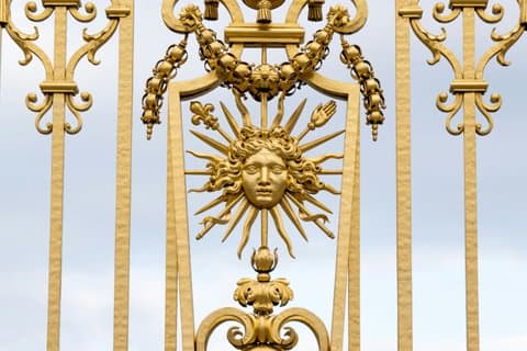 Discover Versailles: Palace & Gardens Guided Tour 18-guests Max