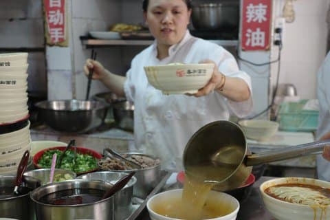 Tour gastronomico di Shanghai e vicoli per lo skyline con 8 ristoranti locali