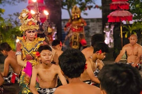 Bali I Kecak og ild dans show i Tanah Lot tempel