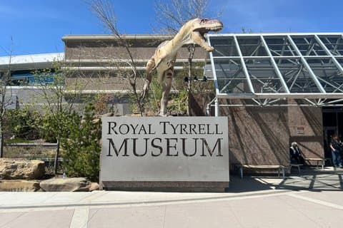カルガリー発ローカルドラムヘラー＆ロイヤルティレル博物館ツアー