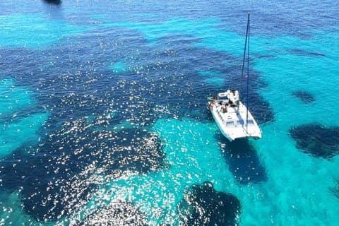 Passeio de catamarã pelas Ilhas Maddalena com aperitivo.