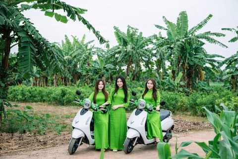 Hanoi Motorbike City Tour: Female Riders, Train Street & Food