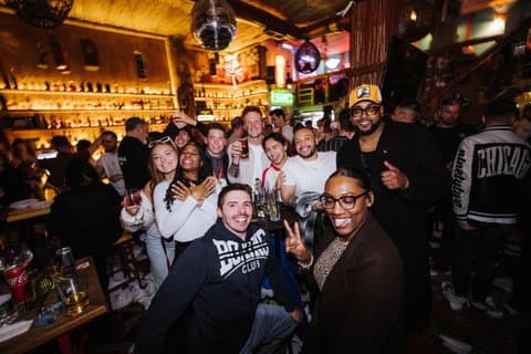 Tirana Pub Crawl met gratis foto's en fotograaf