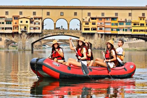 Sanftes Rafting in Florenz unter den Pontevecchio-Bögen