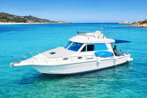 Excursion en bateau sur le flybridge avec déjeuner dans l'archipel de La Maddalena