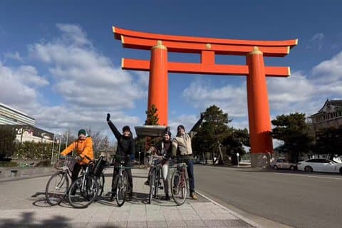 Hoppa över folkmassorna Kyoto 8 Million Gods Bike Adventure