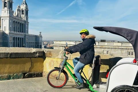 Rikscha-Tour durch Madrid: Geschichte und lokaler Charme