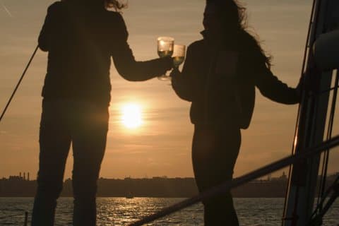 Crucero en barco por Barcelona con bebidas y aperitivos