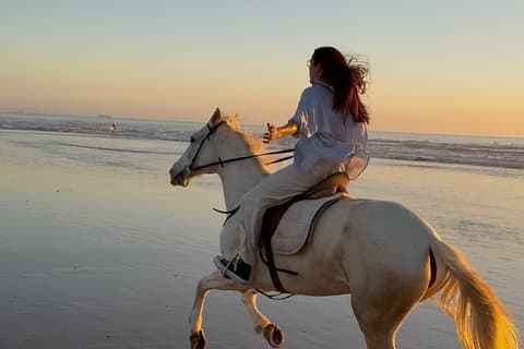 Experiencia de montar a caballo en la playa de Agadir con opción de puesta de sol