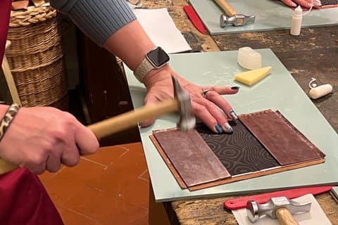 Meistern Sie die Kunst des florentinischen Leders Eine Handwerkswerkstatt