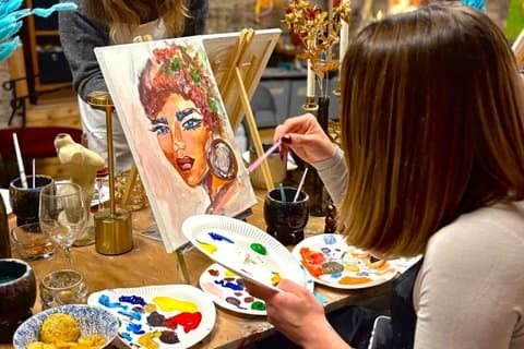 Maling og vin nat skaber kunst mens sippe vin