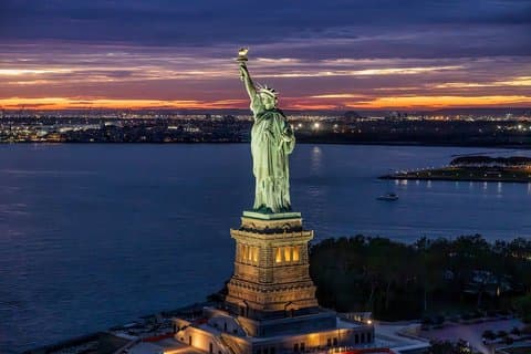 Privater New York City-Hubschrauberrundflug für Paare ab Westchester