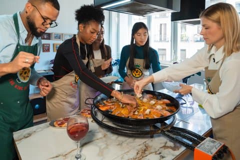 Excursão literária e aula de culinária de paella em Madrid