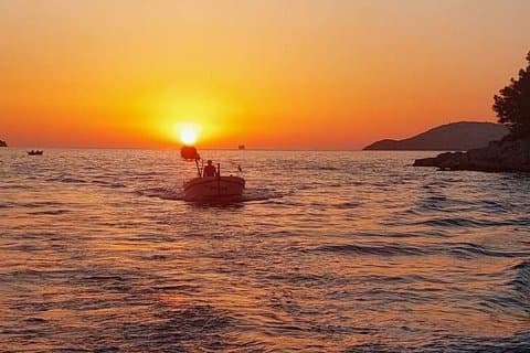 Sunset Wine Boat Tour com música Stari Grad Bay