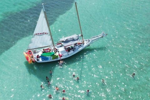 Banc de sable, tuba et voile au coucher du soleil à Key West