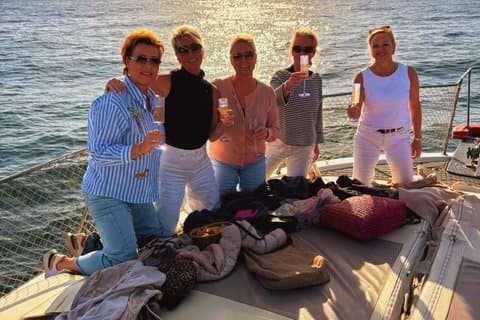 Delfinbeobachtung bei Sonnenuntergang + Flasche Cava + Vorspeise