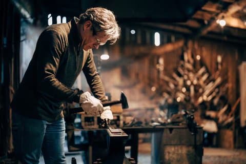 Blacksmith din egen blade på en historisk Asheville område Forge