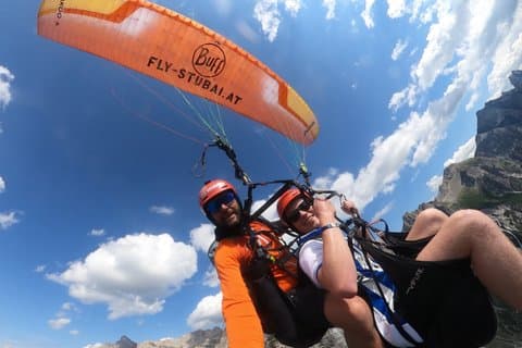 Tandem paragliding i Neustift Stubai-dalen nær Innsbruck